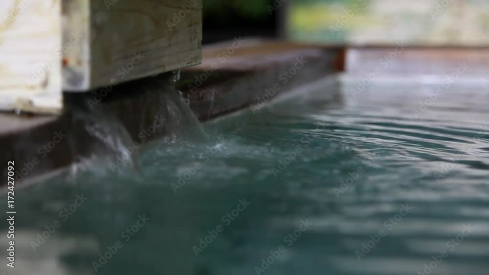 露天風呂のお湯が注ぐ Stock ビデオ | Adobe Stock