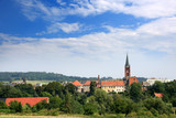 Krajobraz wiejski z wierzą kościoła w tle, Polska.