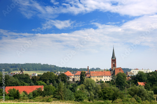 Krajobraz wiejski z wierzą kościoła w tle, Polska.