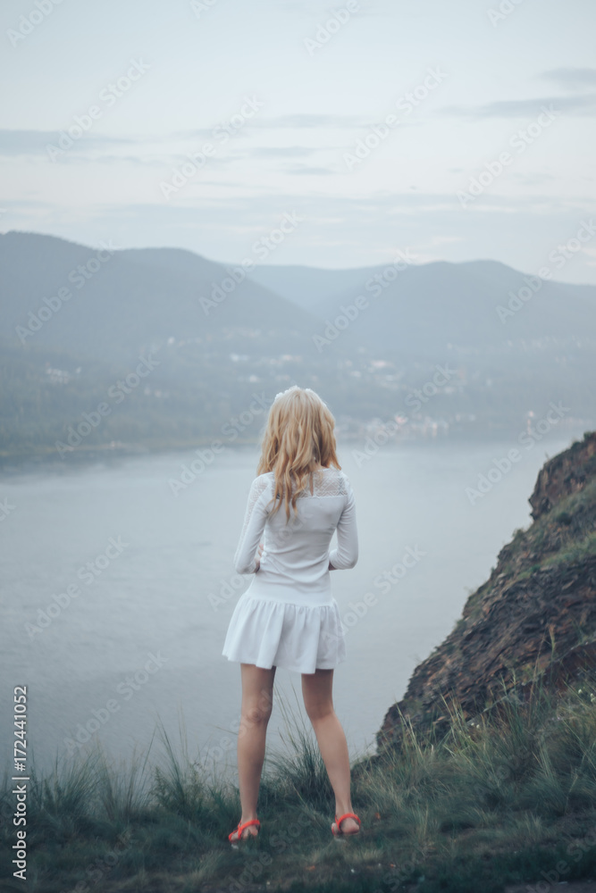 A girl with her back looking into the distance
