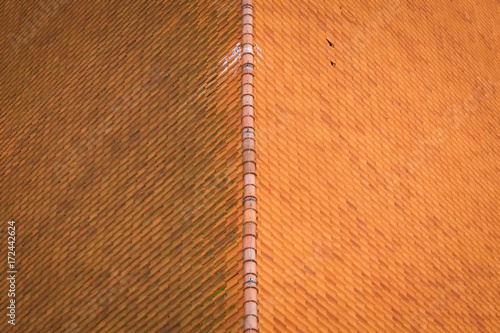 Dach budynku widziana z lotu ptaka, czerwona dachówka