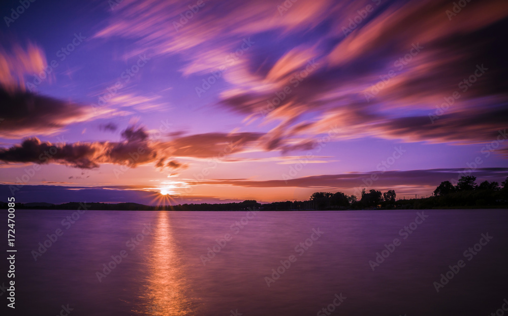 Farbenfroher Sonnenuntergang Radolfzell am Bodensee mit schöner Wolkenstimmung