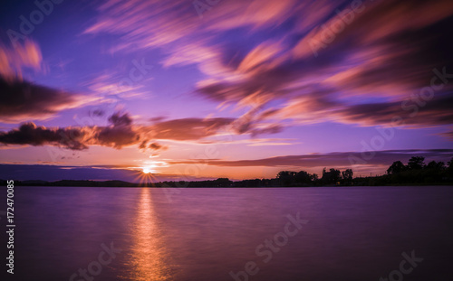 Farbenfroher Sonnenuntergang Radolfzell am Bodensee mit sch  ner Wolkenstimmung