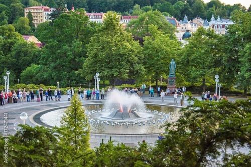 Tableau sur toile Main colonnade and Singing fountain in Marianske Lazne (Marienbad) - great famou