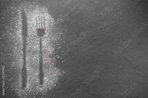 Besteckschatten in Salz auf Schieferplatte
