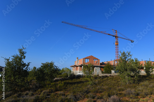 construcción con grua abandonada