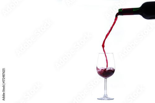 Rotwein vor weißem Hintergrund 
