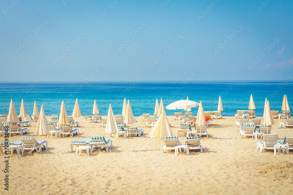 Naklejka premium Resort tropikalna plaża morska. Letnie wakacje na plaży w Turcji. Plaża Alanya