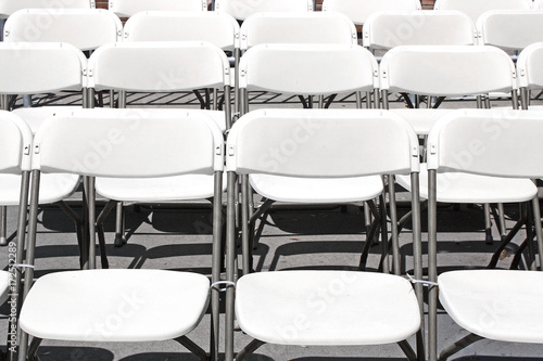 Billede på lærred White folding chairs in rows