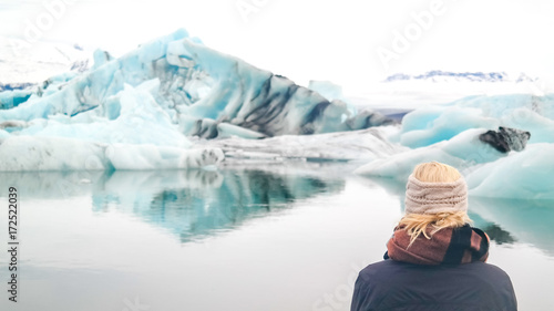 Island, Sveitarfélagið Hornafjörður, Frau vor der Jökulsárlón Gletscherlagune auf Island, Rundreise Island - in einer Woche auf der Ringstraße um die Insel