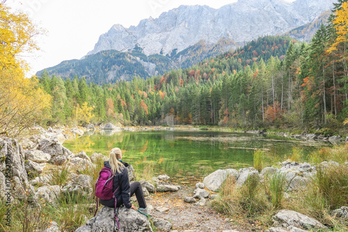 Deutschland, Bayern, Grainau, am Eibsee, Frau genießt die bayerische Natur photo