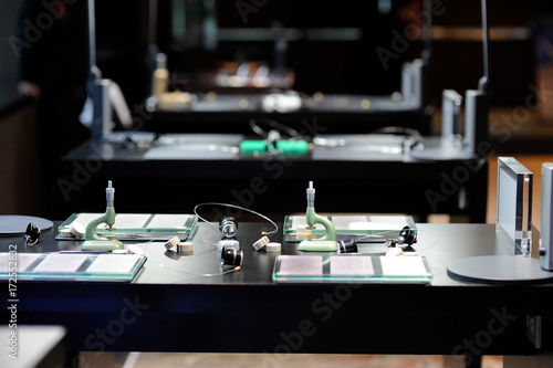 Fotografi watchmaker table