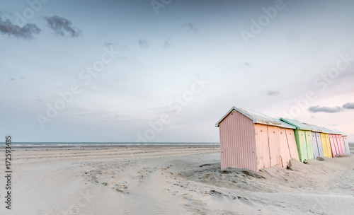Cabines de bain multicolores align  es sur la plage d  serte de Berck-plage au petit matin