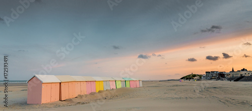 Foto Cabines de bain multicolores alignées sur la plage déserte de Berck-plage au pet