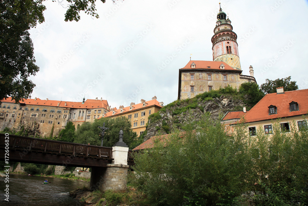 Obraz premium View to bridge over Vitava river and castle in Cesky Krumlov, Czech republic, Czechia, Heritage Unesco.