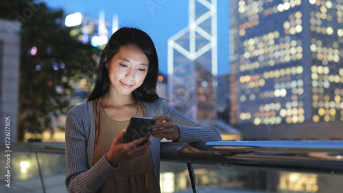 Canvas Print Woman using smart phone in Hong Kong at night