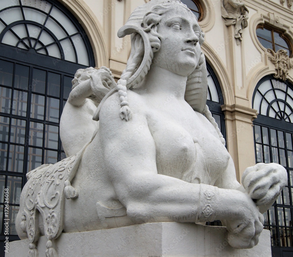 Obraz premium Striking sphinx statue outside Belvedere museum in Vienna
