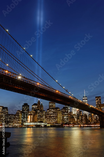 Fototapeta Naklejka Na Ścianę i Meble -  Commémoration du 11 Septembre 2017 au-dessus du pont de Brooklyn