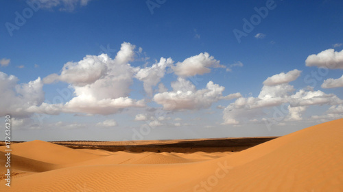 Deserto Sahara in Tunisia, nuvole e dune di sabbia