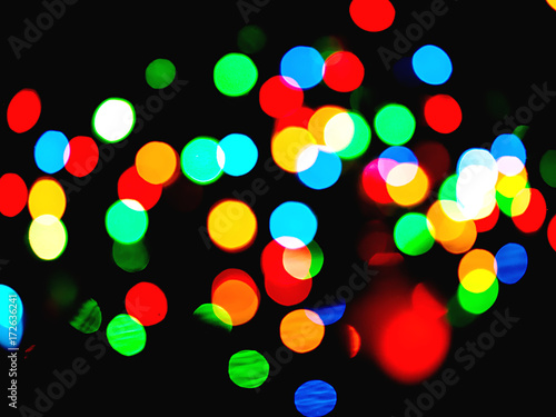 Konstfotografi luci di natale sfocate per creare un armonioso sfondo astratto colorato