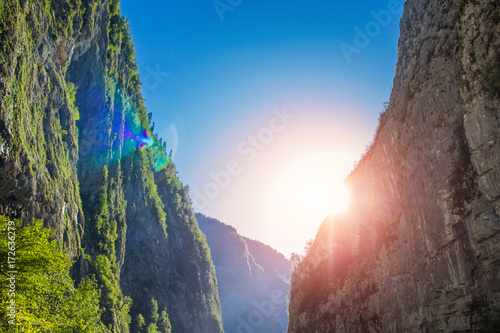 Tableau sur toile The sun shines through the gorge in the mountains