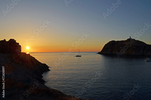 Mare  roccia  orizzonte. Ferie  relax  tramonto e scogliere. Corsica e Francia sul mare.