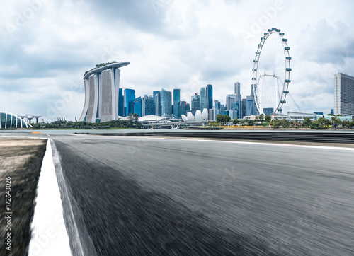 Canvas Print empty asphalt road with cityscape of modern city