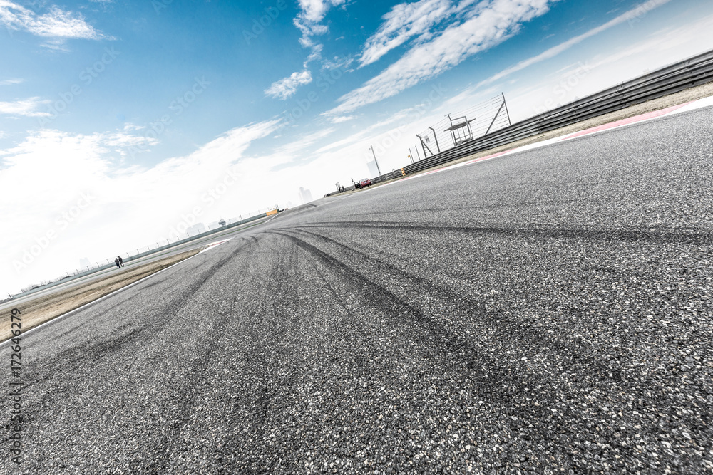 Naklejka premium empty asphalt road in blue cloud sky