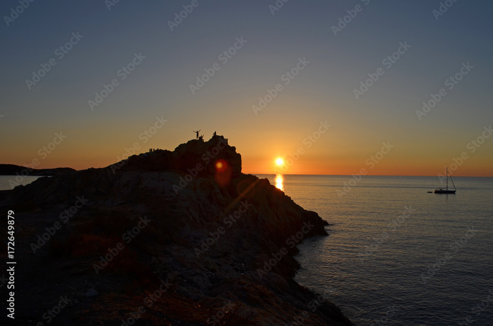 Mare, roccia, orizzonte. Ferie, relax, tramonto e scogliere. Corsica e Francia sul mare.