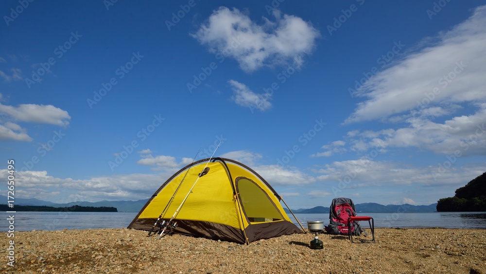 くつろぎの休日・湖畔のキャンプ