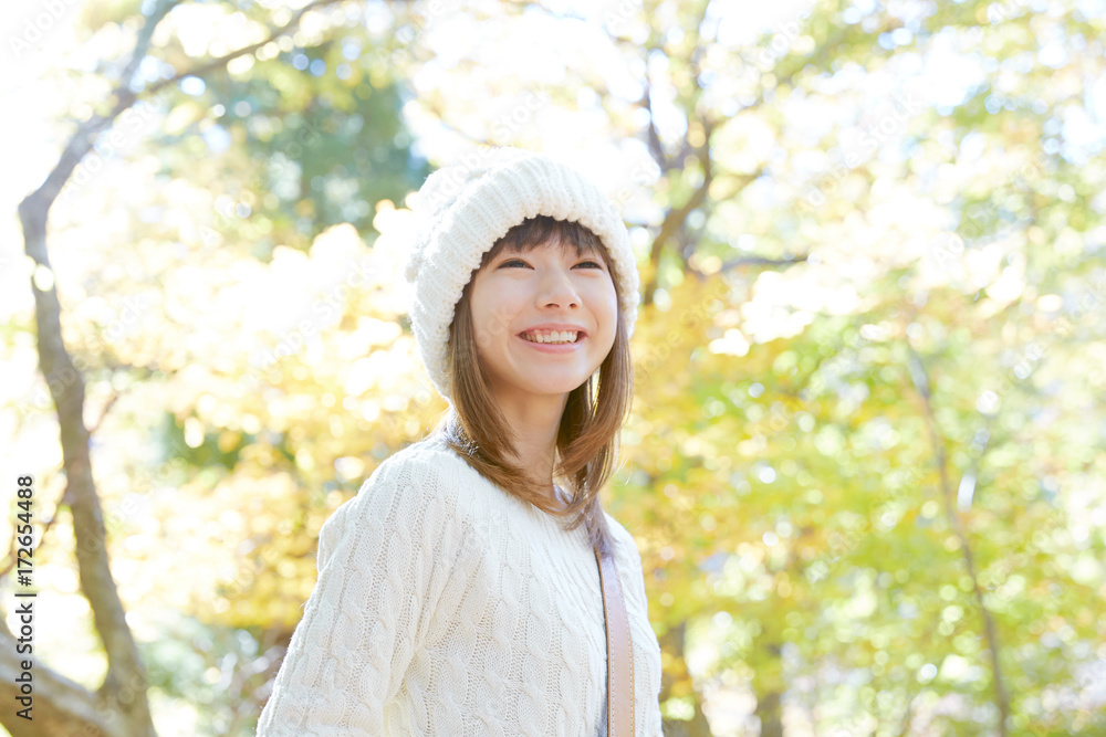 秋の紅葉の中の女性 笑顔 秋の紅葉の中の女性 笑顔