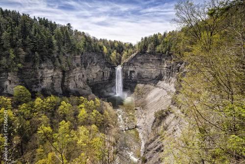 Cascada y cortados / Waterfall and cliffs