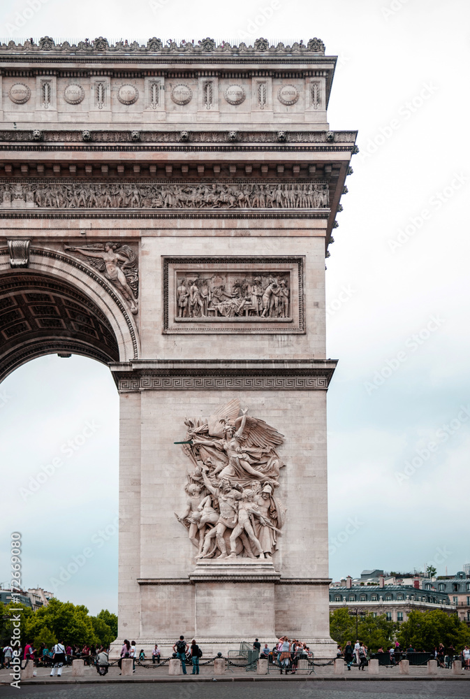 Obraz premium Arc de triomphe on rainy day