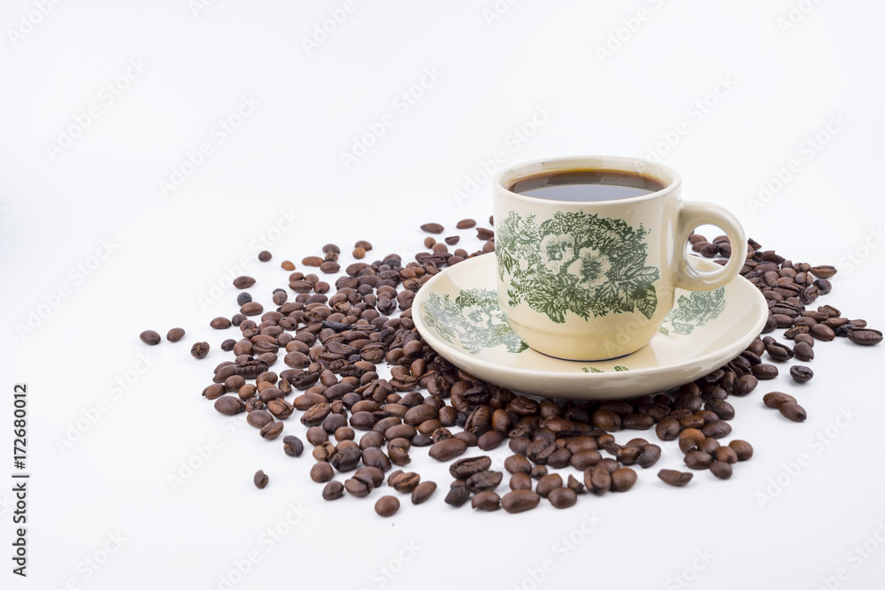 Obraz premium Concept roasted coffee beans and hot coffee with isolated white background