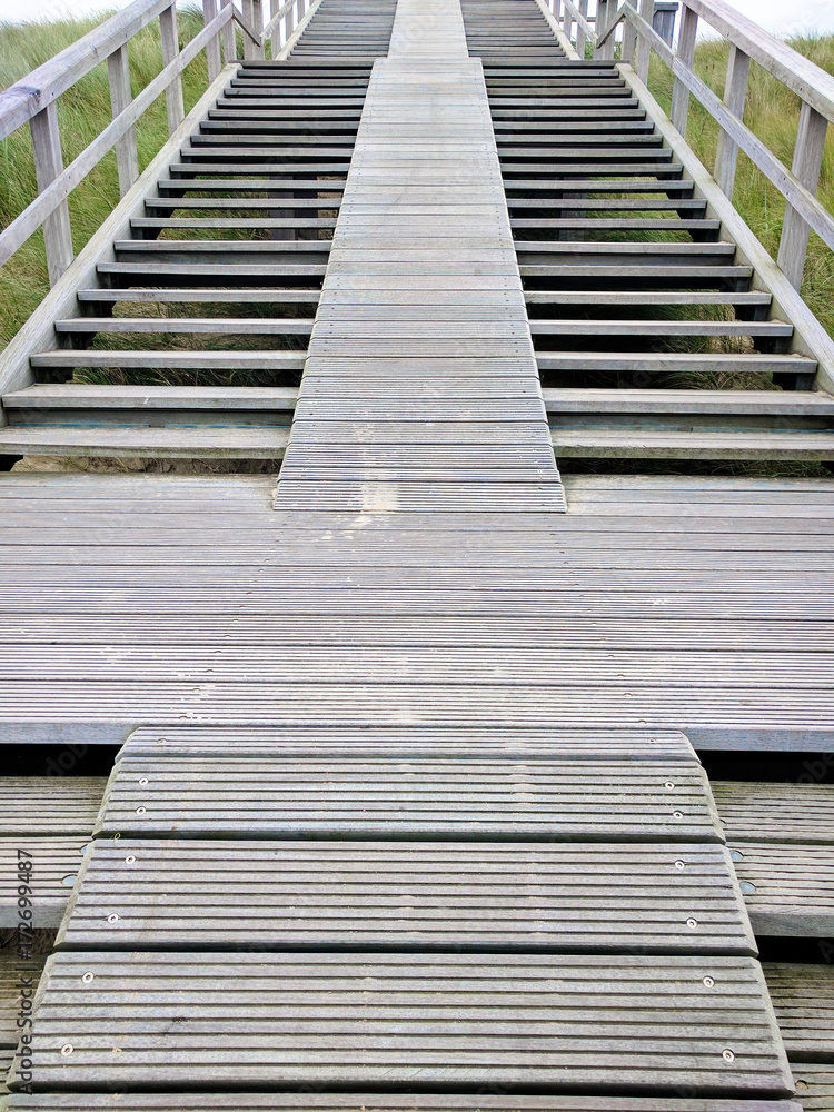 Fototapeta premium Treppe in den Dünen von Den Haag
