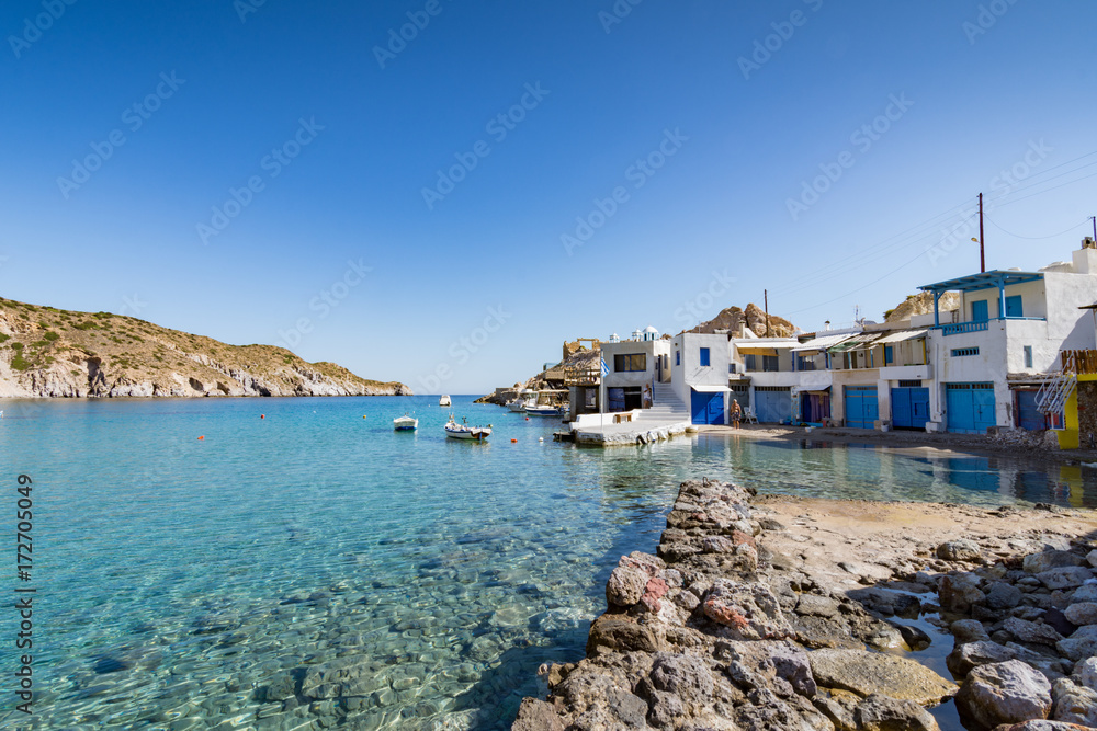 Il pittoresco villaggio di Firopotamos a Milos, arcipelago delle isole Cicladi GR