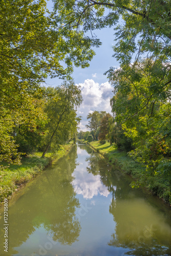 Goldener Herbst in der Natur am Wasser - Landschaftsidylle