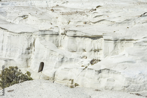 Caverna scavata nella roccia bianca di Sarakiniko, isola di Milos GR