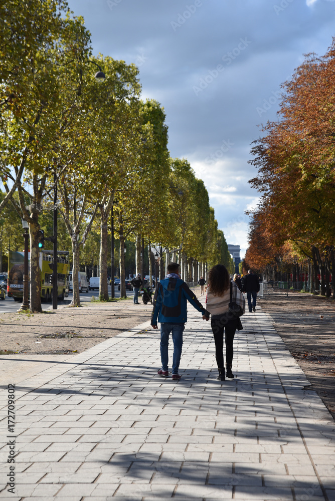 Balade sur les Champs-Élysées en automne à Paris, France