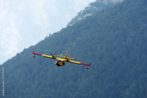 Canadair durante le azioni di spegnimento incendi nel parco naturale della Majella - Lago di Barrea