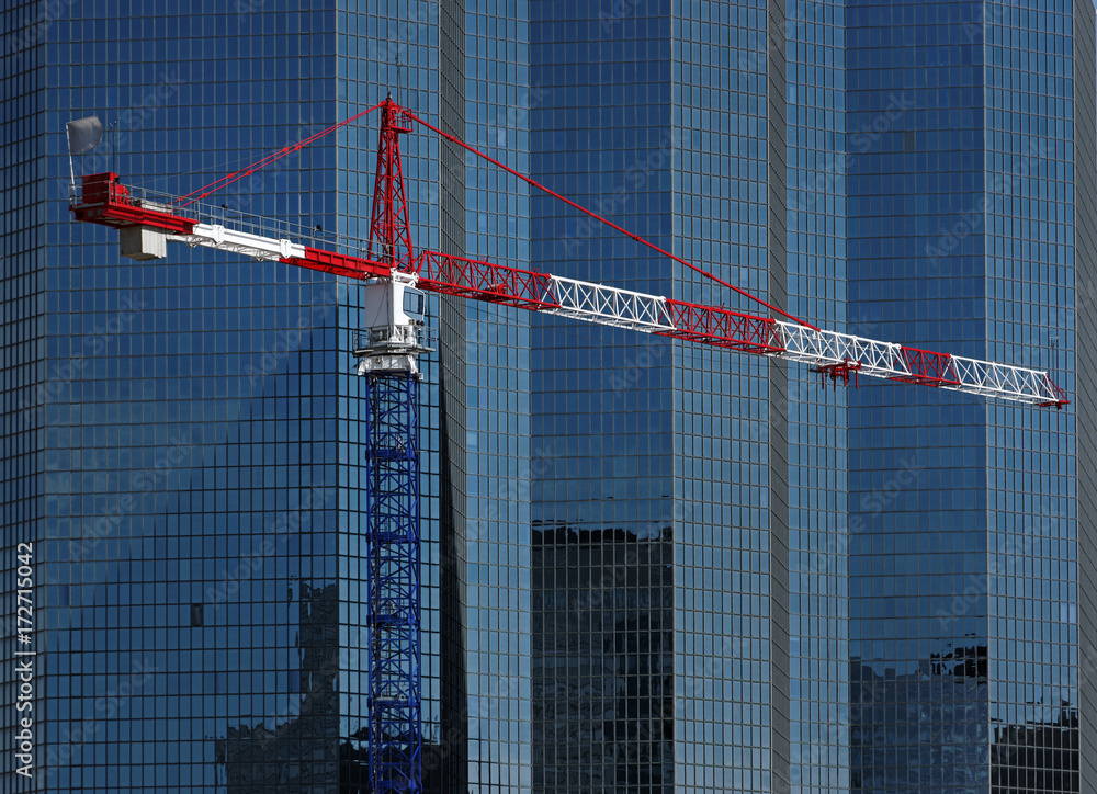 grue et tours dans le quartier de la défense à Paris grue et tours dans le quartier de la défense à Paris