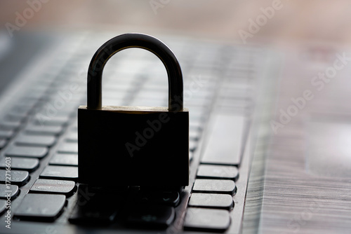 Computer-Tastatur und Vorhängeschloss als Symbol für Sicherheit im Internet