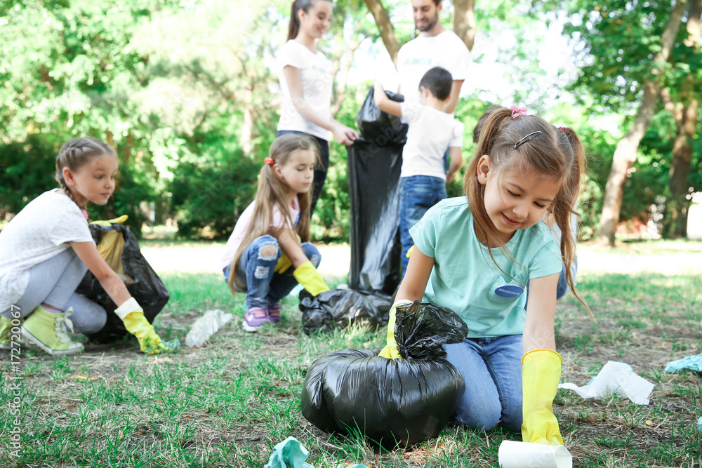 Εκτύπωση καμβά Young volunteers and children collecting garbage in park