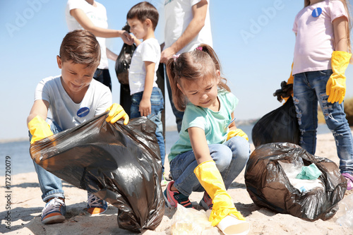 Young volunteers and childr...