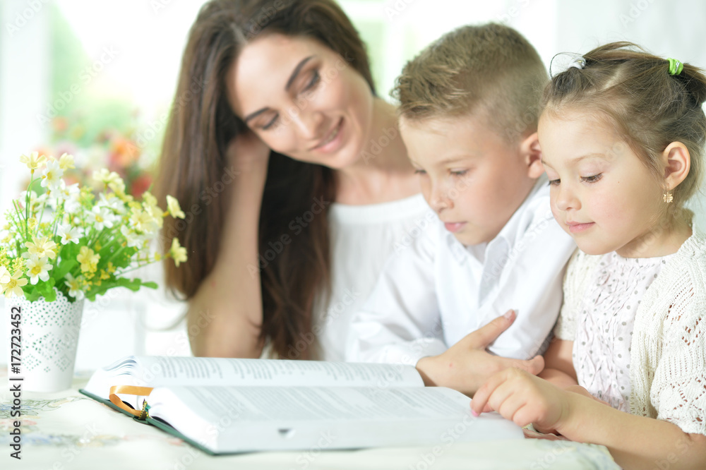 Fototapeta premium Mother and children reading book