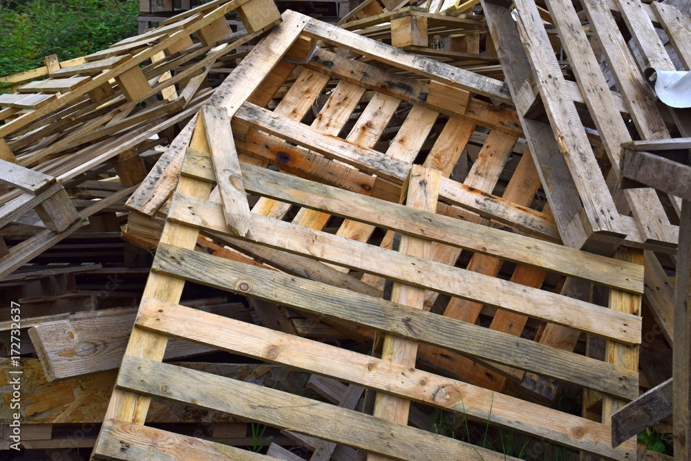 Holzpaletten zum verfeuern und gestapeltes Feuerholz Holzpaletten zum verfeuern und gestapeltes Feuerholz