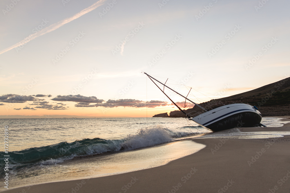 Naklejka premium Wrak statku na plaży na Majorce w Hiszpanii