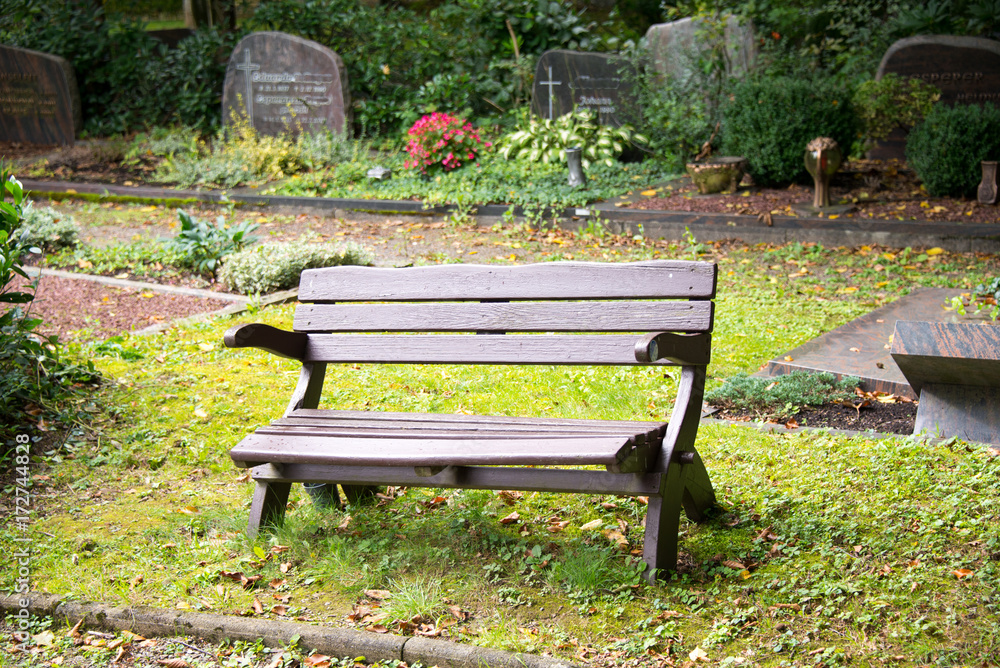 Alte Holzbank auf dem Friedhof Alte Holzbank auf dem Friedhof