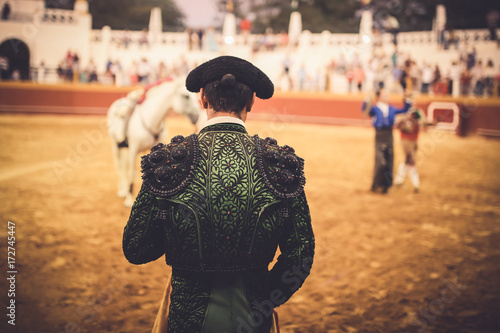 Torero en puerta de cuadrilla