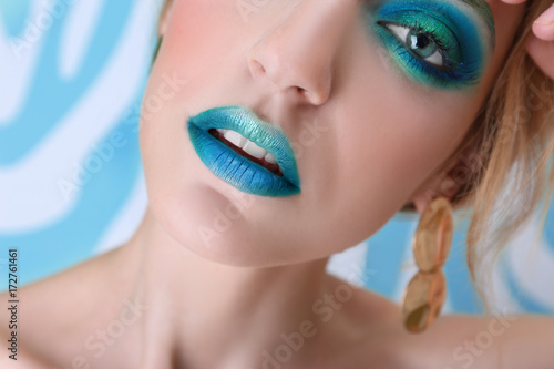 Young woman with bright gre...